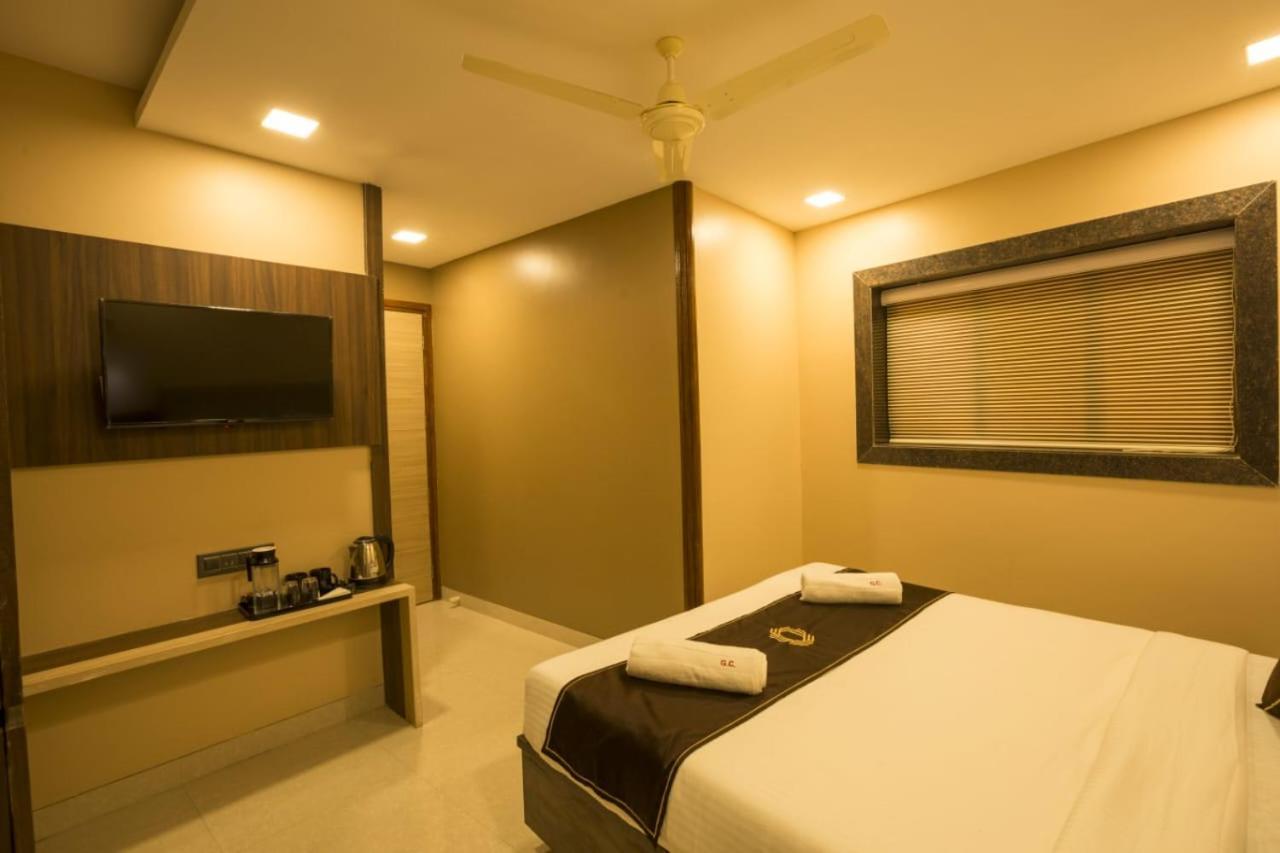 Hotel Golden Crown Мумбаи Экстерьер фото