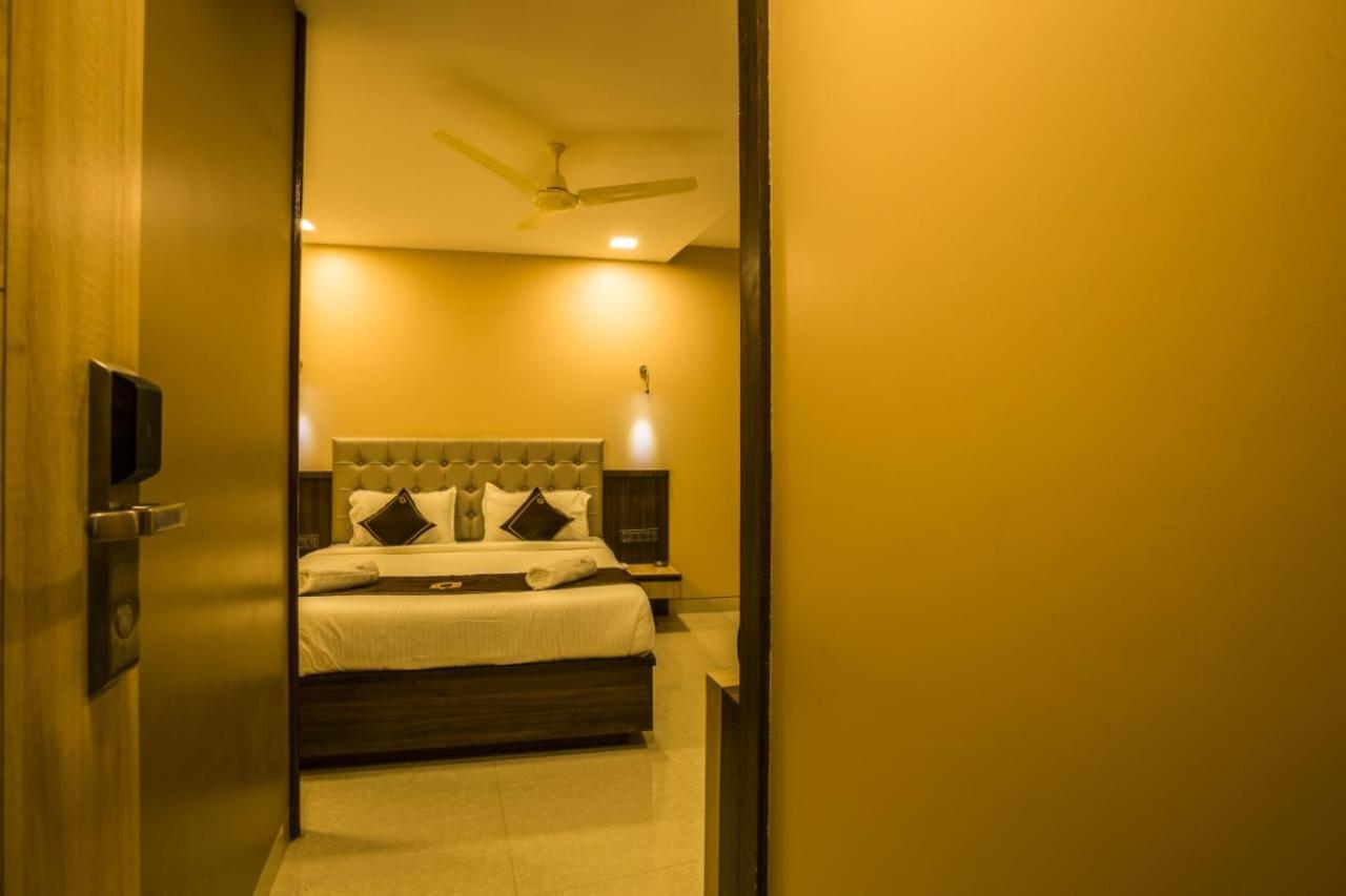 Hotel Golden Crown Мумбаи Экстерьер фото