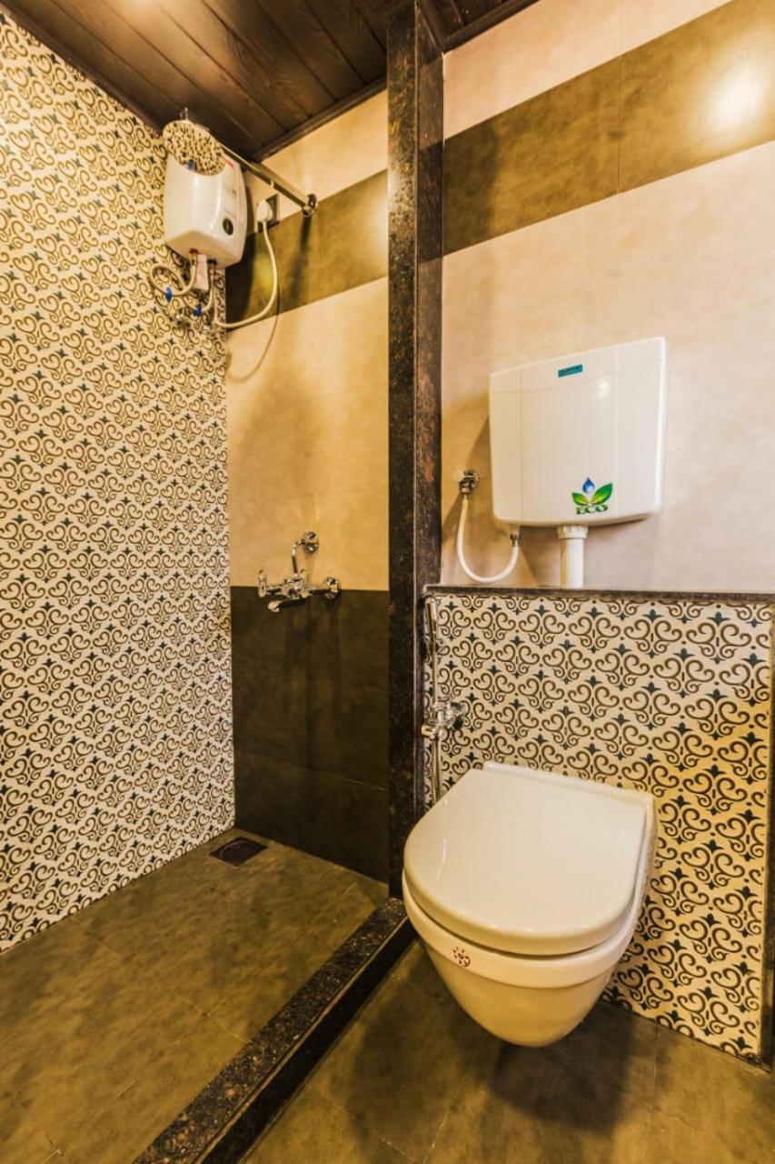 Hotel Golden Crown Мумбаи Экстерьер фото